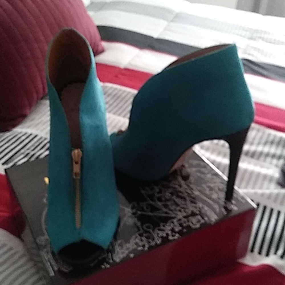 4 half inch tarqouise heel.